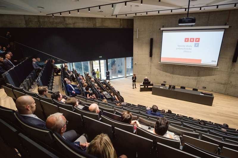 Pražské univerzity posilují ochranu výzkumu. Nová pravidla míří i na středočeská pracoviště