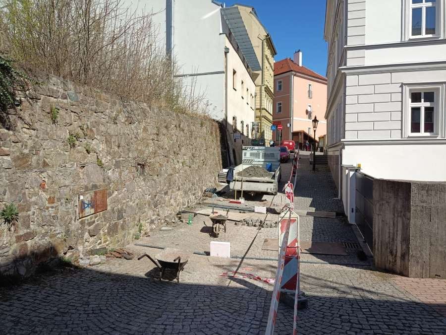 Příbram obnovuje chodníky: velké dlaždice nahradí žulové kostky