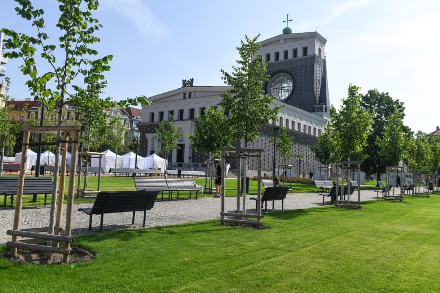 Revitalizovaný Jiřák přivítal první návštěvníky. Diskusi vyvolávají lavičky i budoucí podoba zeleně