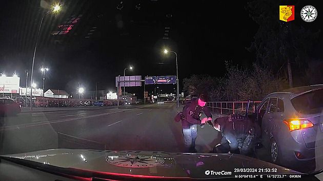 Řidič ujížděl rychlostí 174 km/h, za jízdy pil pivo