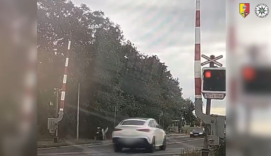 Řidička v Praze projela přejezd na červenou před policisty. Dostala pokutu a body