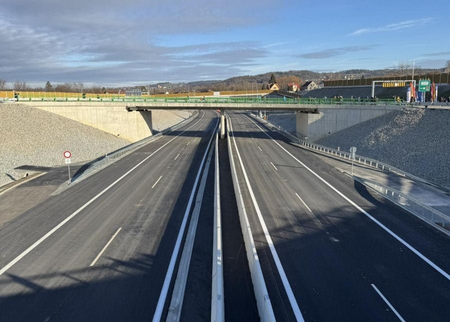 Rostoucí ceny surovin ohrožují tempo výstavby dálnic, upozorňují stavební firmy