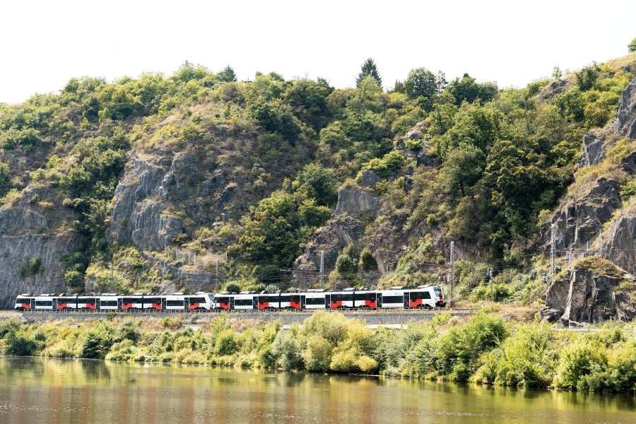 Sběrače opakovaně poškozují provoz na trati Praha–Beroun. Správa železnic zpřísnila dohled
