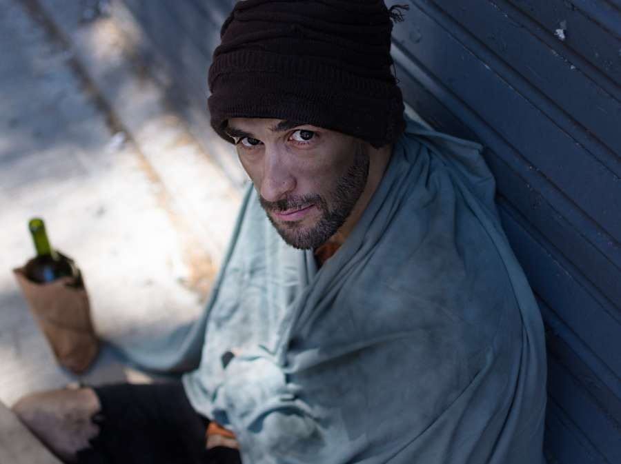 Sto tisíc korun a rok podpory: pražský projekt ukázal, co lidem bez domova nejvíc pomáhá