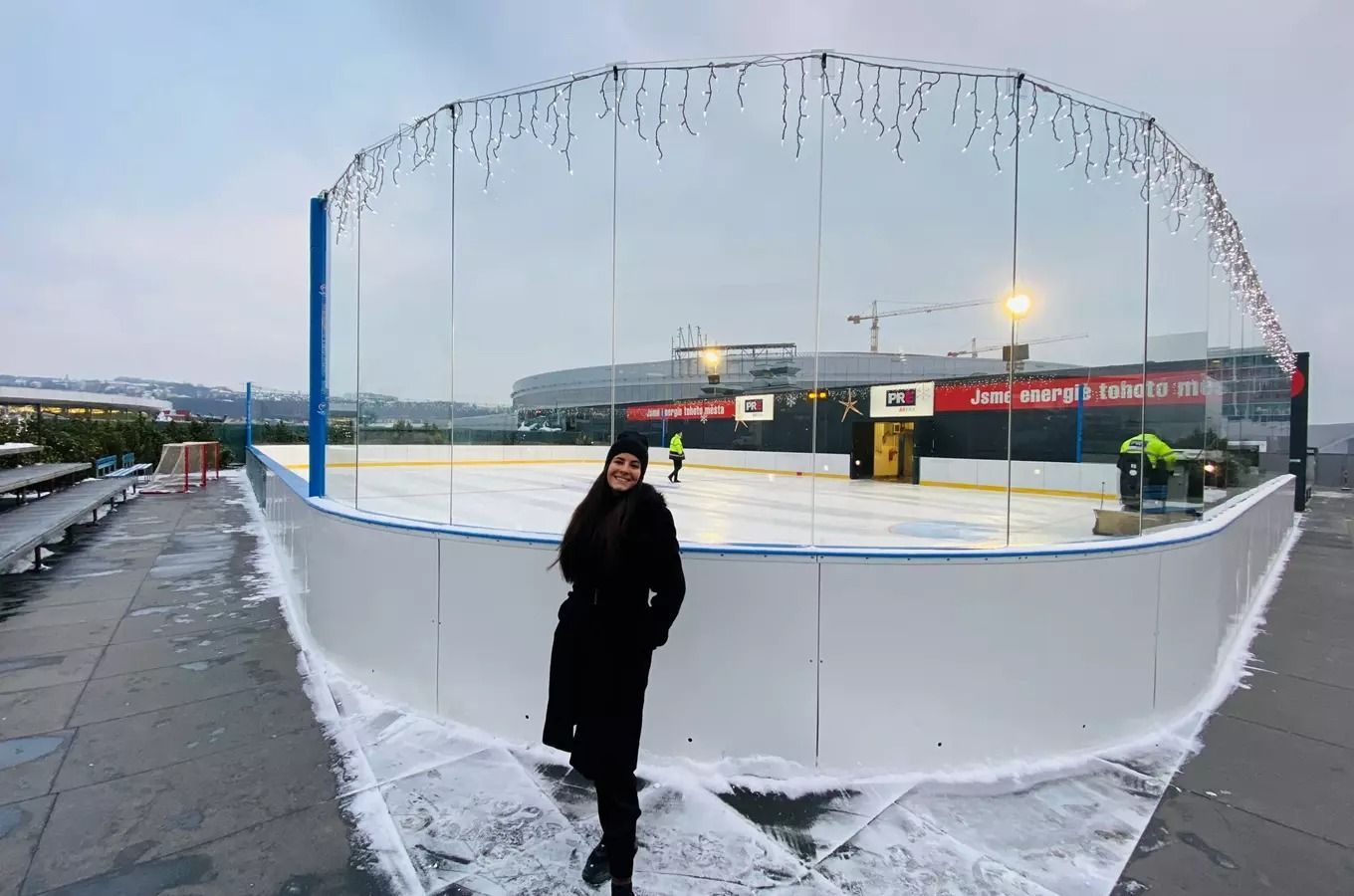 Na střeše Harfy opět v provozu kluziště