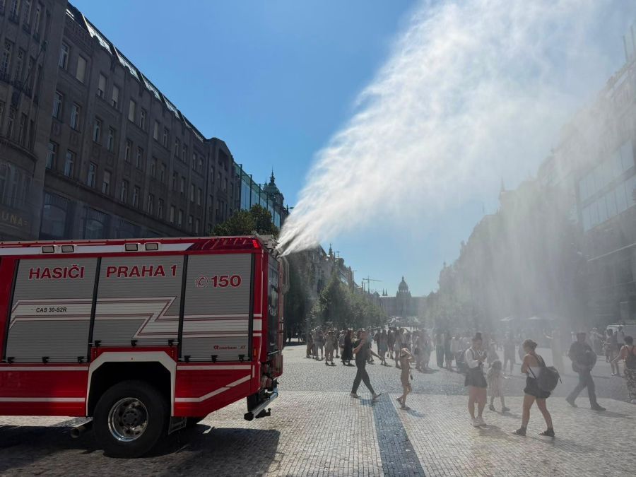 Dobrovolní hasiči ochlazují Staré Město a Václavské náměstí. Praha čelí vedrům až k 39 °C