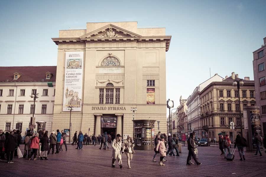 Hybernia láká cizince: testuje AI titulky a otevírá střešní bar