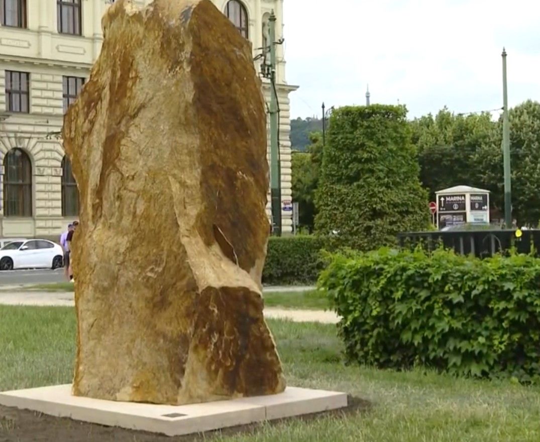 Památník připomíná prosincovou tragédii na Náměstí Jana Palacha