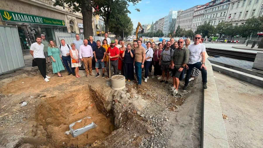 Pod budoucí tramvajovou tratí na Václavském náměstí uložili časovou schránku pro budoucí generace
