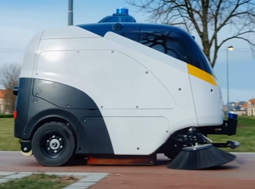 Praha 8 otestuje robotické zametače v Karlíně a Libni