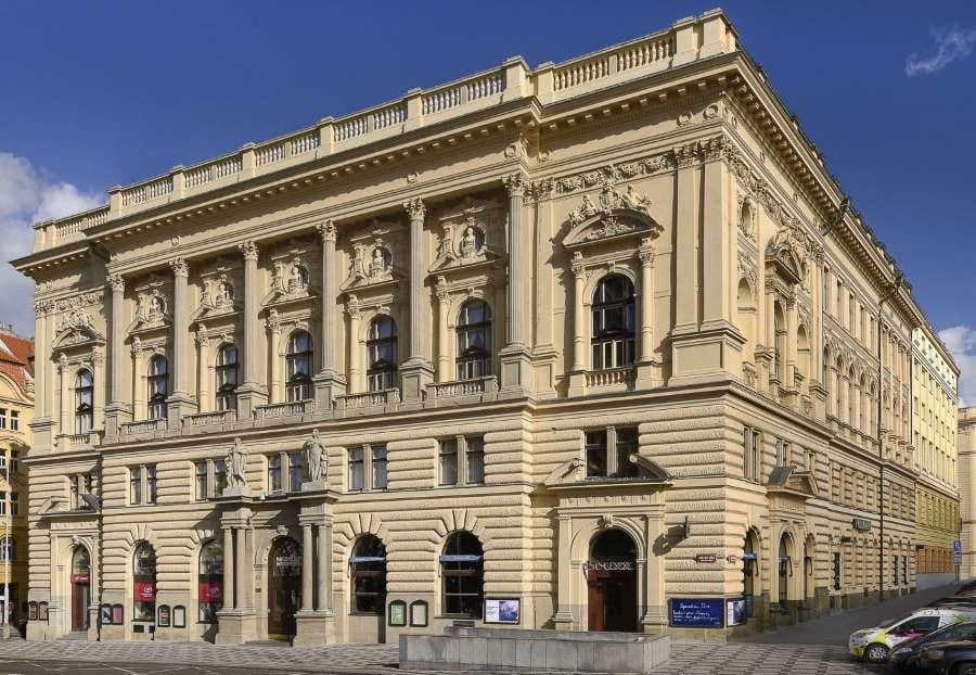 Praha chce dorovnat 399 milionů za Národní dům, jedná i o zámku Veleslavín