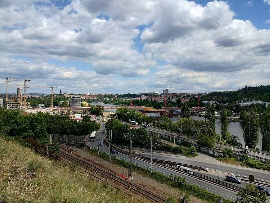 Praha dokončuje Dvorecký most: Spojení Smíchova a Podolí bez aut