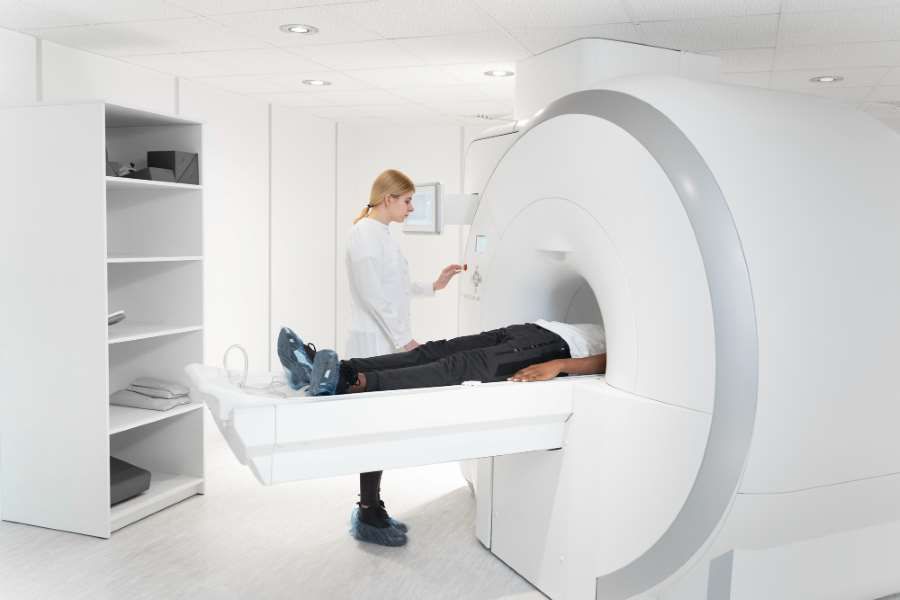 Pražané se hrnou na magnetickou rezonanci: Včasná detekce nádorů láká díky příběhům známých osobností