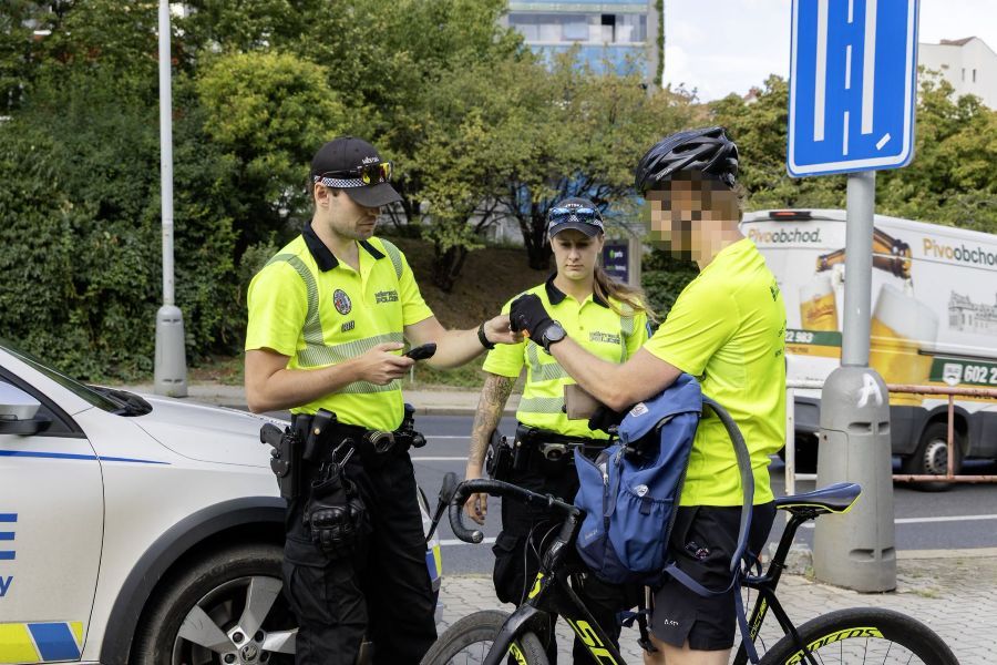 Pražští strážníci při kontrolách cyklistů a koloběžek odhalili stovky přestupků