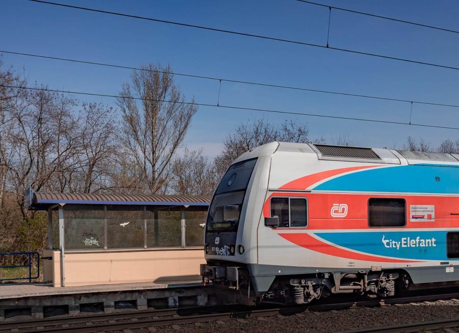 Příměstské vlaky kolem Prahy stále jezdí s omezenou kapacitou. Některé spoje pojedou jen s jednou soupravou