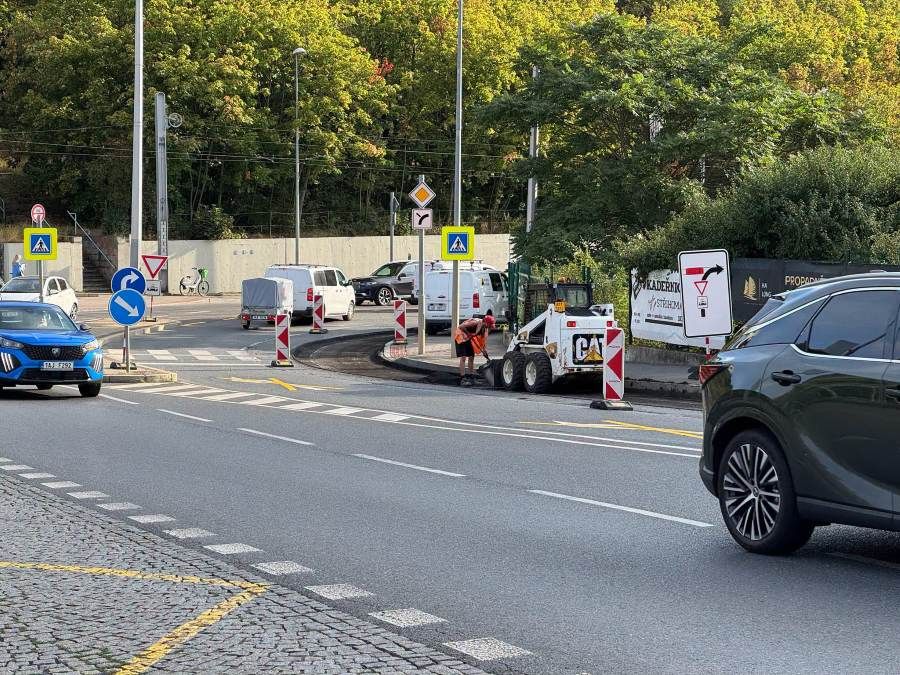 Radlická čeká omezení. Od dneška se opravuje asfalt, auta pojedou po tramvajových kolejích