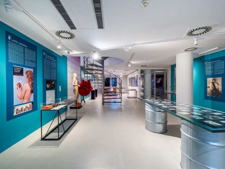 Tančící dům slaví 30 let, výstava připomíná jeho vznik i proměny