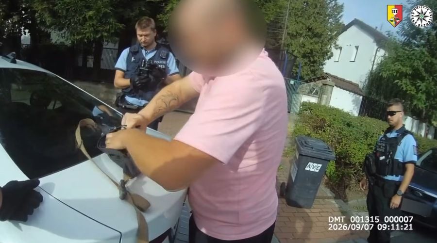V Bohnicích zadrželi muže s 31,5 gramu pervitinu. V autě měl sáčky, váhu i hotovost