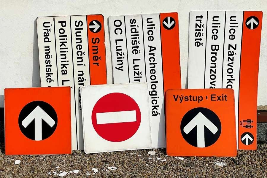 Vyřazené cedule z pražského metra zmizely z e-shopu během několika hodin