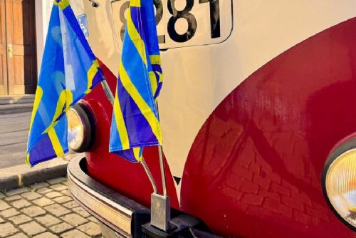 obrázek:Pražské tramvaje vyjely 23. září s modrožlutými vlaječkami na podporu znakového jazyka