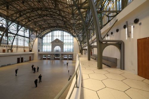 obrázek:Průmyslový palác den po otevření veřejnosti. Prohlídky do 11. října jsou vyprodané!