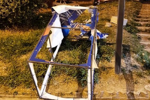 obrázek:Muž, který poškodil volební kostky v Bohdalecké, se přihlásil policii. Myslel, že jde o nelegální reklamu