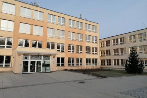 obrázek:Salmonelóza se potvrdila u dětí ze školy v Újezdu nad Lesy. Hygienici evidují nejméně 240 nemocných