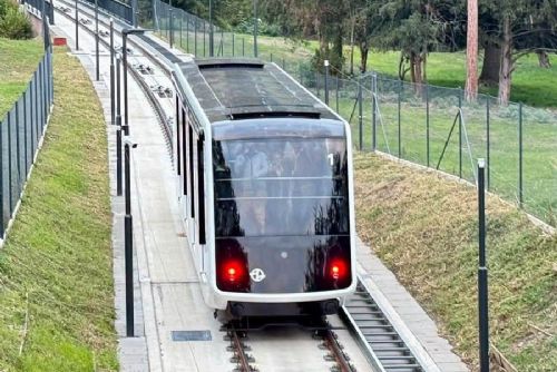 obrázek:Petřínská lanovka láká davy i druhý den. Fronta na Újezdu měří desítky metrů