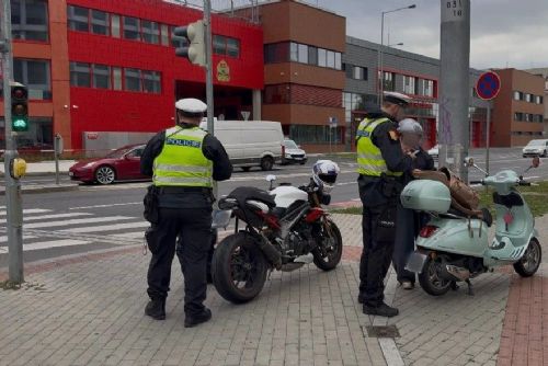 obrázek:Pražští policisté při kontrolách řešili 15 motorkářů v cyklopruzích. Pokuty dosáhly téměř 18 tisíc