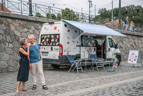 obrázek:Nádraží Holešovice se na den změní na zastávku Knižní. Dorazí bibliobus, autoři i open mic