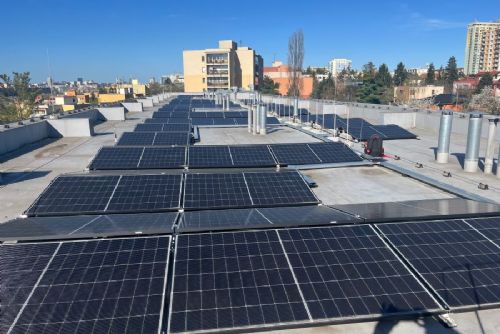 obrázek:Praha letos rozšíří solární elektrárny na městských budovách o výkon 1,385 MWp. V provozu jich má už 64