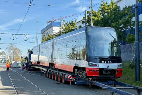 obrázek:První tramvaj Škoda 15T zamířila do Polska na montáž klimatizace. Klimatizaci dostane 123 vozů