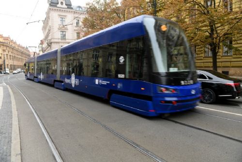 obrázek:Prahou jezdí tramvaj připomínající 90 let od narození Václava Havla. V ulicích zůstane do konce roku