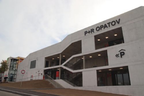 obrázek:Praha otevřela nový parkovací dům P+R Opatov. Nabízí 495 míst, část kapacity je vyhrazena rezidentům