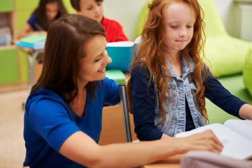 obrázek:Školy mají od září 2027 získat větší kontrolu nad asistenty pedagoga. Nejistota panuje kolem financování