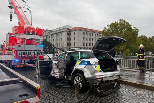 obrázek:Policie už zná běžce, který po nehodě na Hlávkově mostě pomáhal zachránit posádku z Vltavy