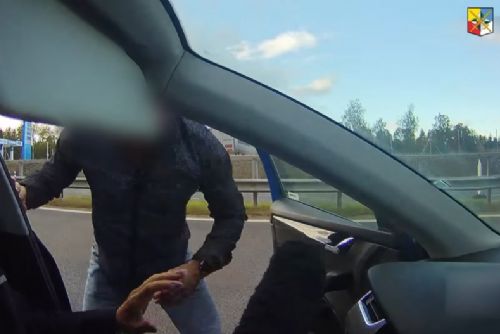 obrázek:Na D6 u Jesenice řidič vybrzdil ženu a napadl ji před dcerou. Ta útok zachytila na kameru