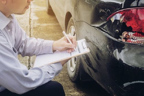 obrázek:V Praze se drobné nehody často řeší bez policie. Od července 2025 platí hranice 200 000 Kč