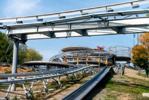 obrázek:Bobovka na Proseku má druhou dráhu Alpine Coaster 2.0. Kapacita vzrostla na 400 lidí za hodinu