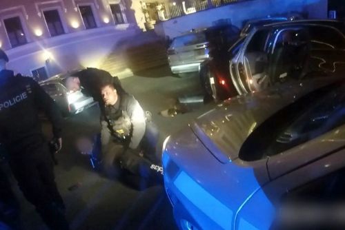 obrázek:Policie po pronásledování Audi zadržela dva muže. Vůz jel po Pražském okruhu až 210 km/h