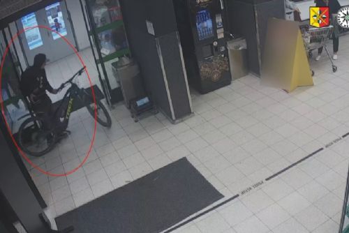 obrázek:Zastavil se pro pár věcí do obchodu. Po návratu našel místo elektrokola prázdné místo