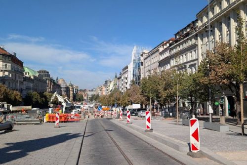 obrázek:Koleje se po 46 letech vrátily na Václavské náměstí. Tramvaje vyjedou až v červnu 2027