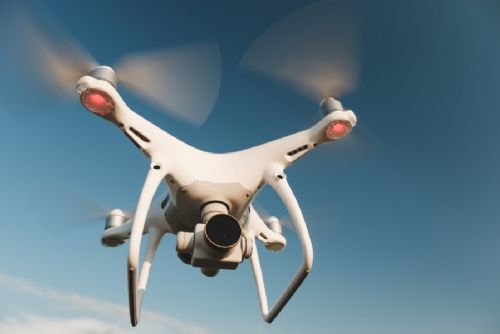 obrázek:Dron ve výšce 1,3 kilometru spatřila posádka SAS nad Štěrboholy. Pilota policie nenašla, případ odložila