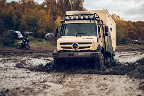 obrázek:Expediční vozy obsadily Milovice. Offroad víkend nabídl jízdu v terénu i stavbu provizorní lávky