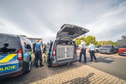 obrázek:Policie převzala prvních 13 ze 100 nových vozů pro kynology. Mají zlepšit podmínky pro psy i psovody