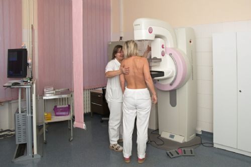 obrázek:Na mamograf chodí více žen než dříve. Čtyři z deseti ale vyšetření vynechávají