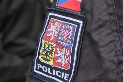 obrázek:Čtveřice mužů posprejovala dům na Letné. Dva zachytila kamera přímo u fasády