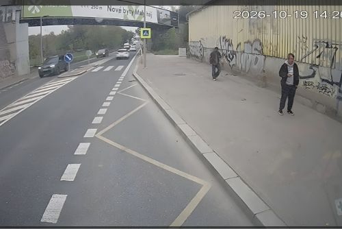 obrázek:GIBS hledá svědky nehody policejního vozu v Praze 10. Zveřejnila snímky dvou mužů
