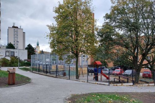 obrázek:Vnitroblok v Riegrově ulici v Příbrami je po rekonstrukci. Přibyla hřiště i 38 parkovacích míst