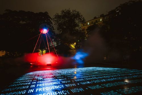 obrázek:Signal Festival od 15. října rozsvítí Prahu. Nabídne 21 instalací, lasery na Vltavě i novou trasu v Dejvicích